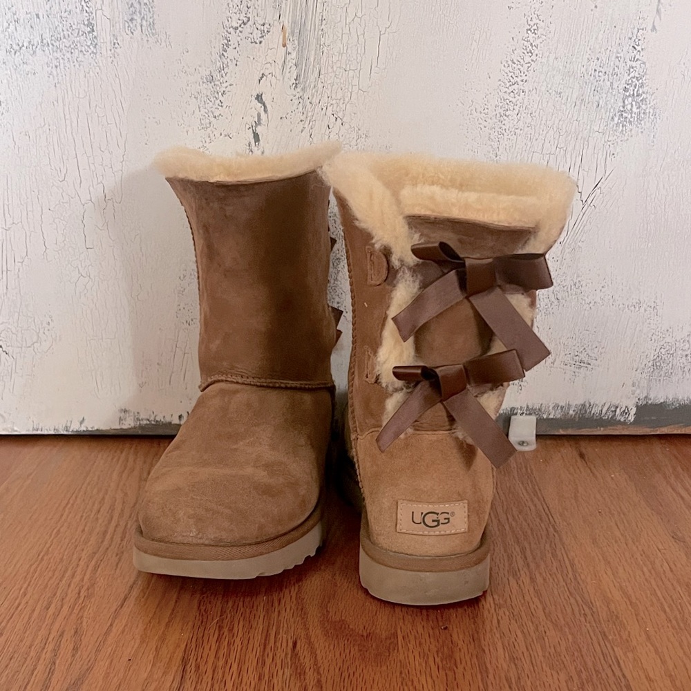 Bailey Bow Ugg boots, size 8, chestnut with chocolate brown bow ties up the back